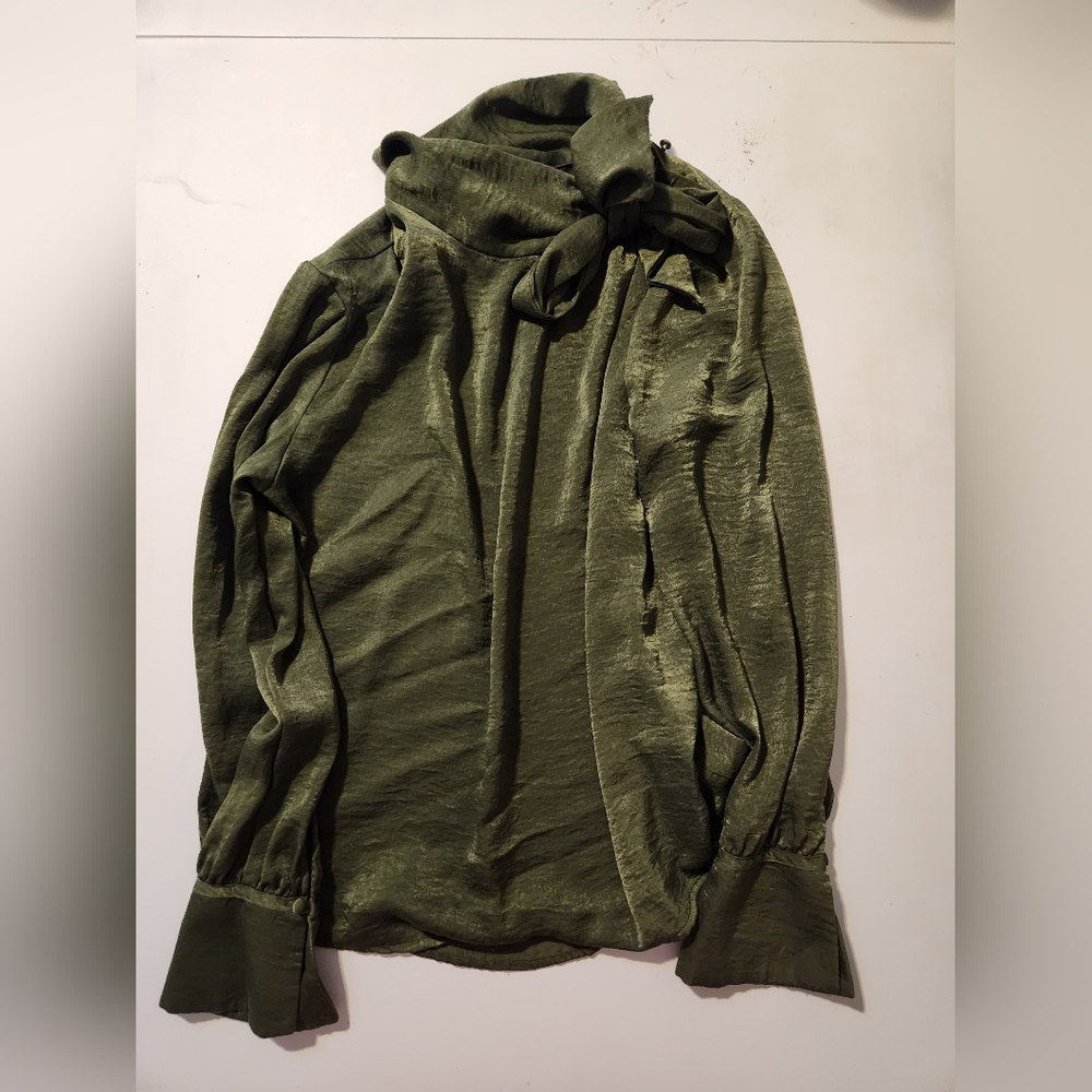 Banana Republic olive shiny size small long sleeve blouse